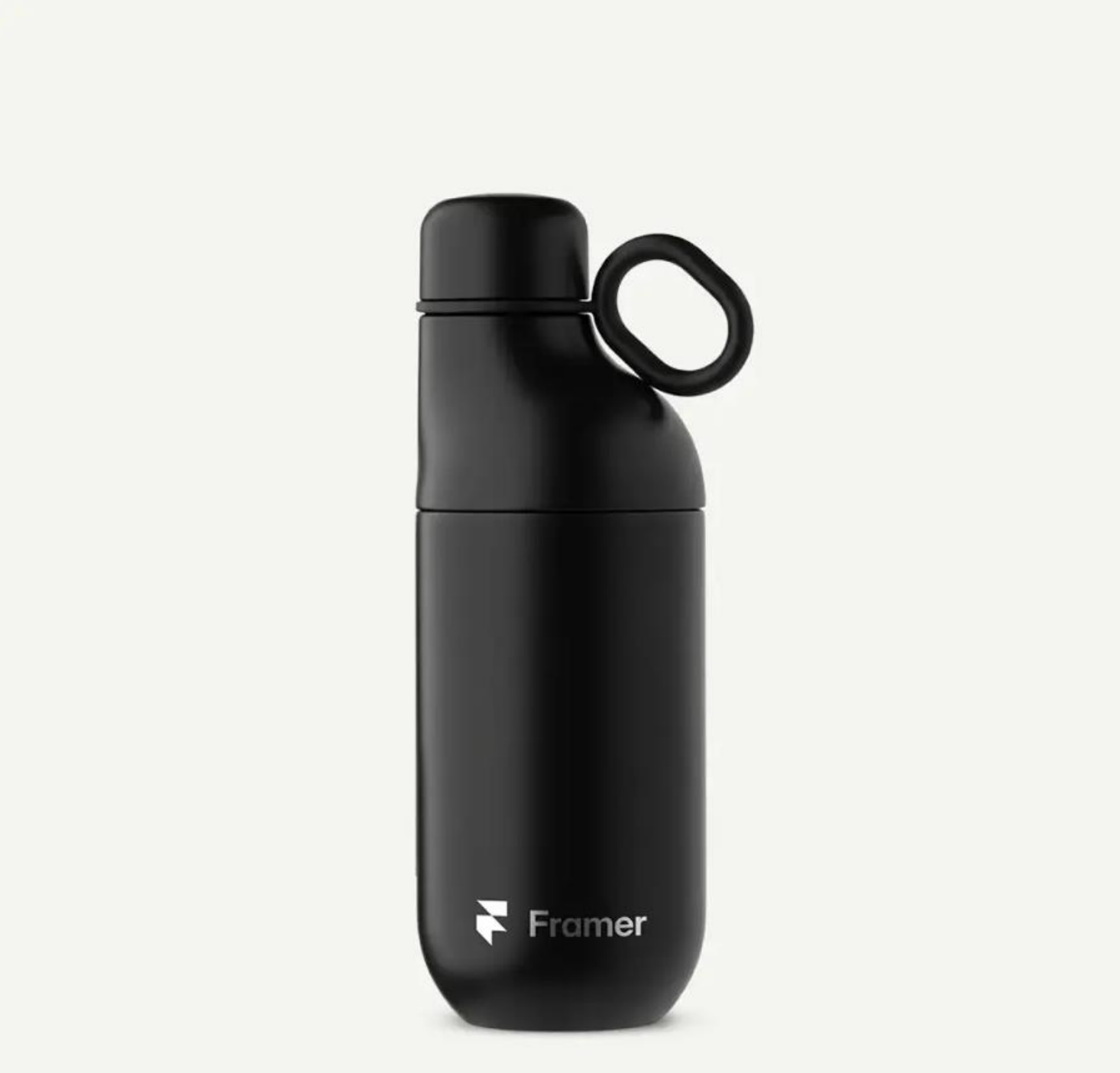 Una botella de agua negra mate con asa lateral y el logotipo blanco de 