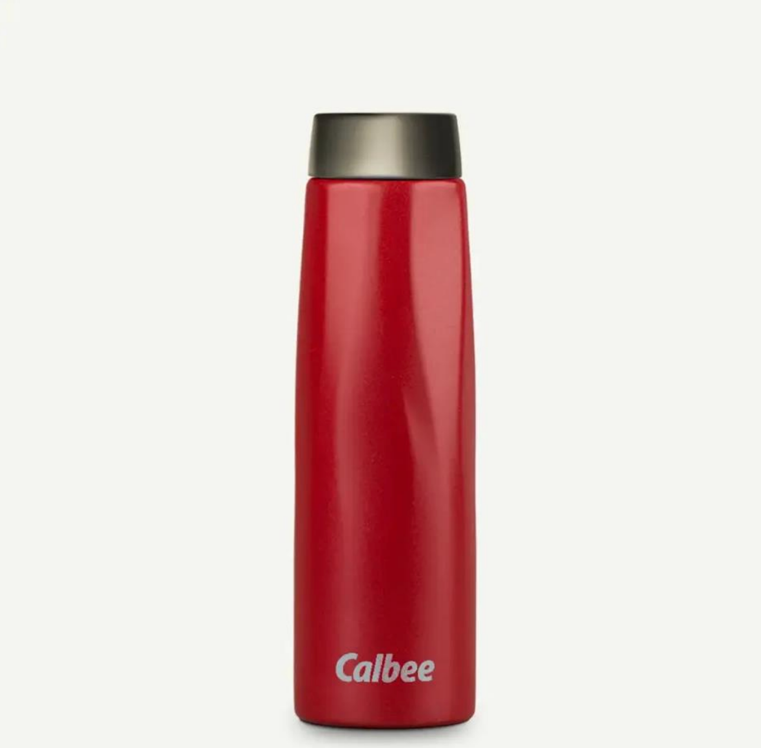 Una botella de agua cilíndrica roja con aislamiento al vacío, tapón gris metalizado y el logotipo blanco de la marca Calbee en la parte inferior.