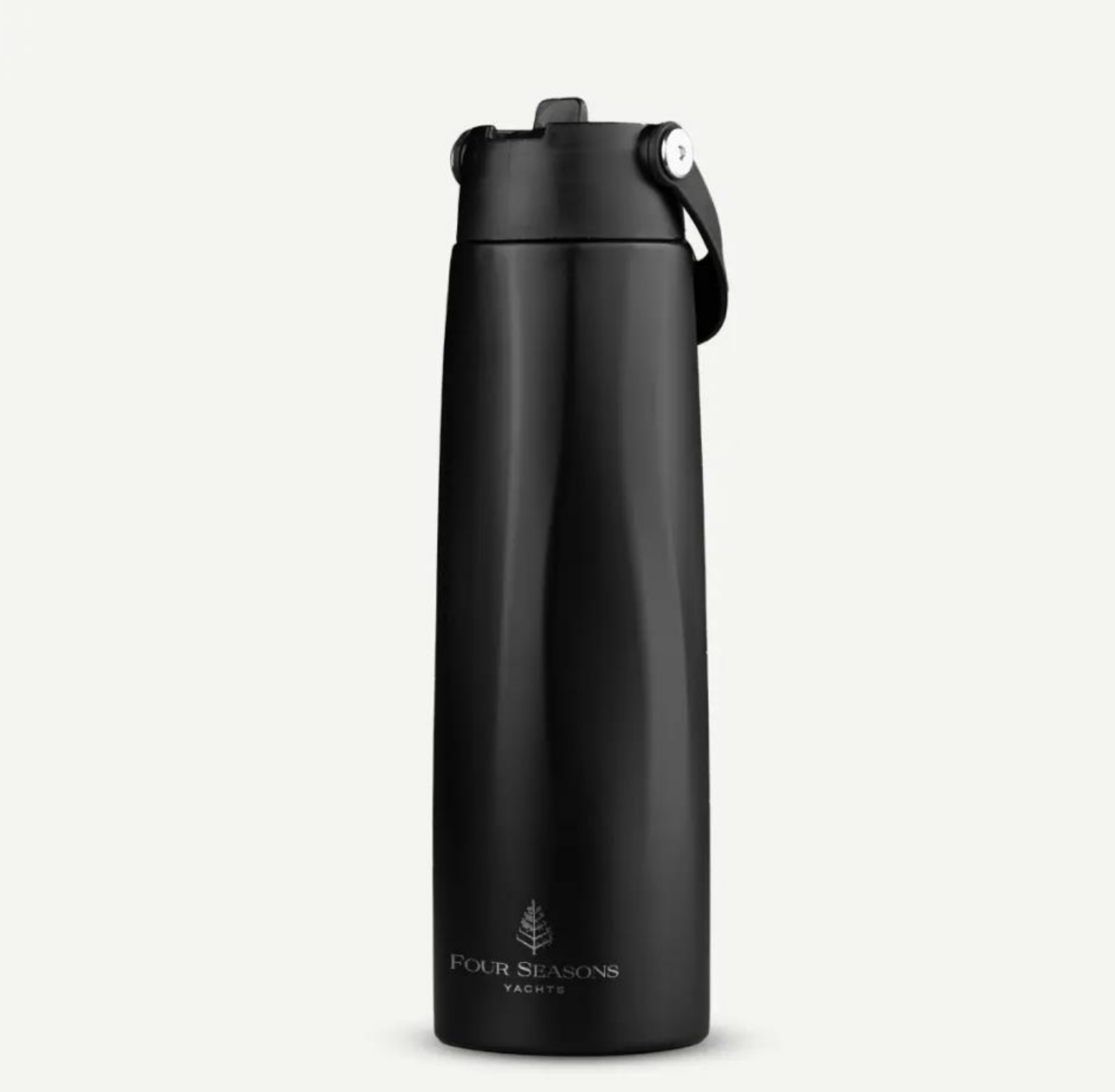 Una elegante botella de agua isotérmica de color negro mate con asa de transporte y el logotipo de Four Seasons, sobre un fondo liso.