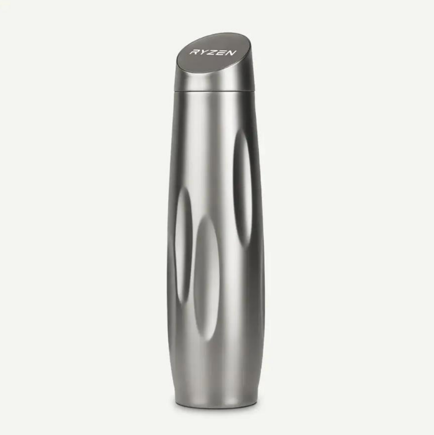 Una botella de agua cilíndrica de color plata con tapón inclinado y el logotipo 