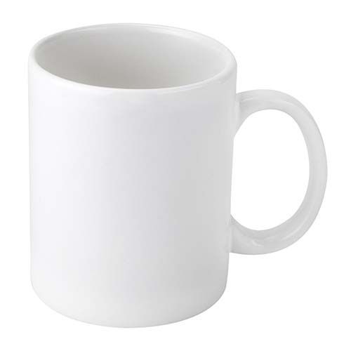 Una taza de cerámica blanca estándar, sencilla y con asa, sobre un fondo blanco.