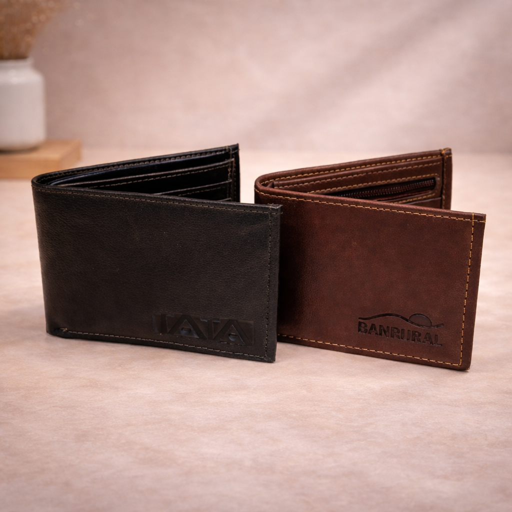 Una cartera plegable de cuero negro y otra de cuero marrón, colocadas una al lado de la otra sobre una superficie de color claro.