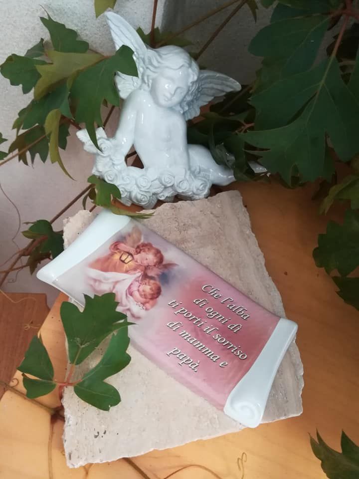 Una statua di un angelo è seduta accanto a una saponetta