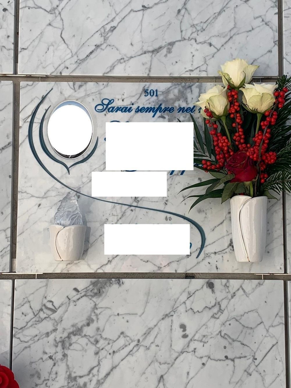 Una foto di una tomba con dei fiori sopra