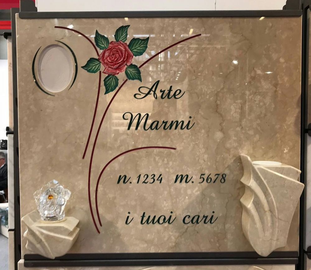 Un cartello con scritto arte marmi