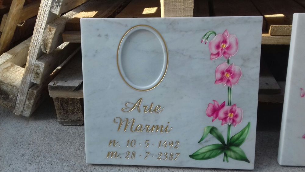 Una targa di marmo con il nome arte marmi sopra