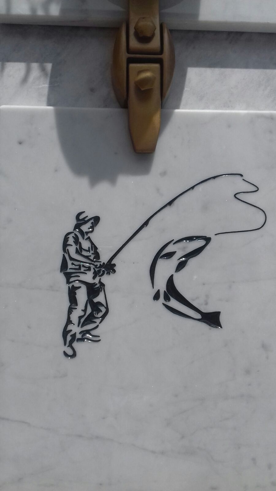 Un disegno di un uomo che pesca su una superficie bianca