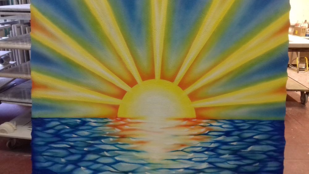 Un dipinto di un tramonto su uno specchio d'acqua