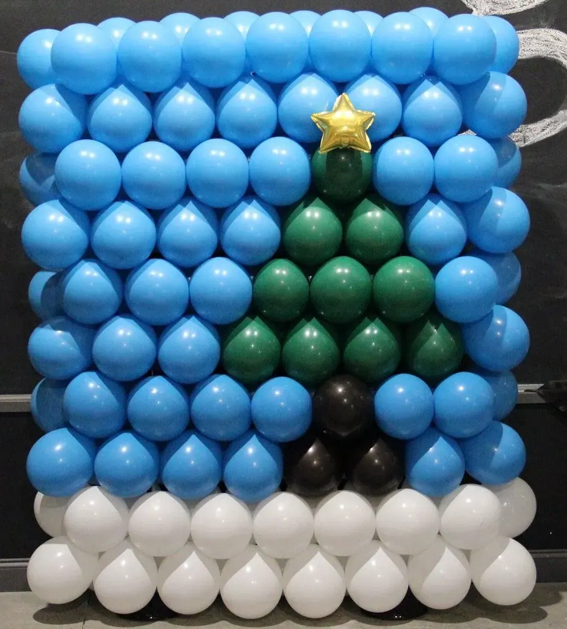 A christmas tree made out of blue and white balloons