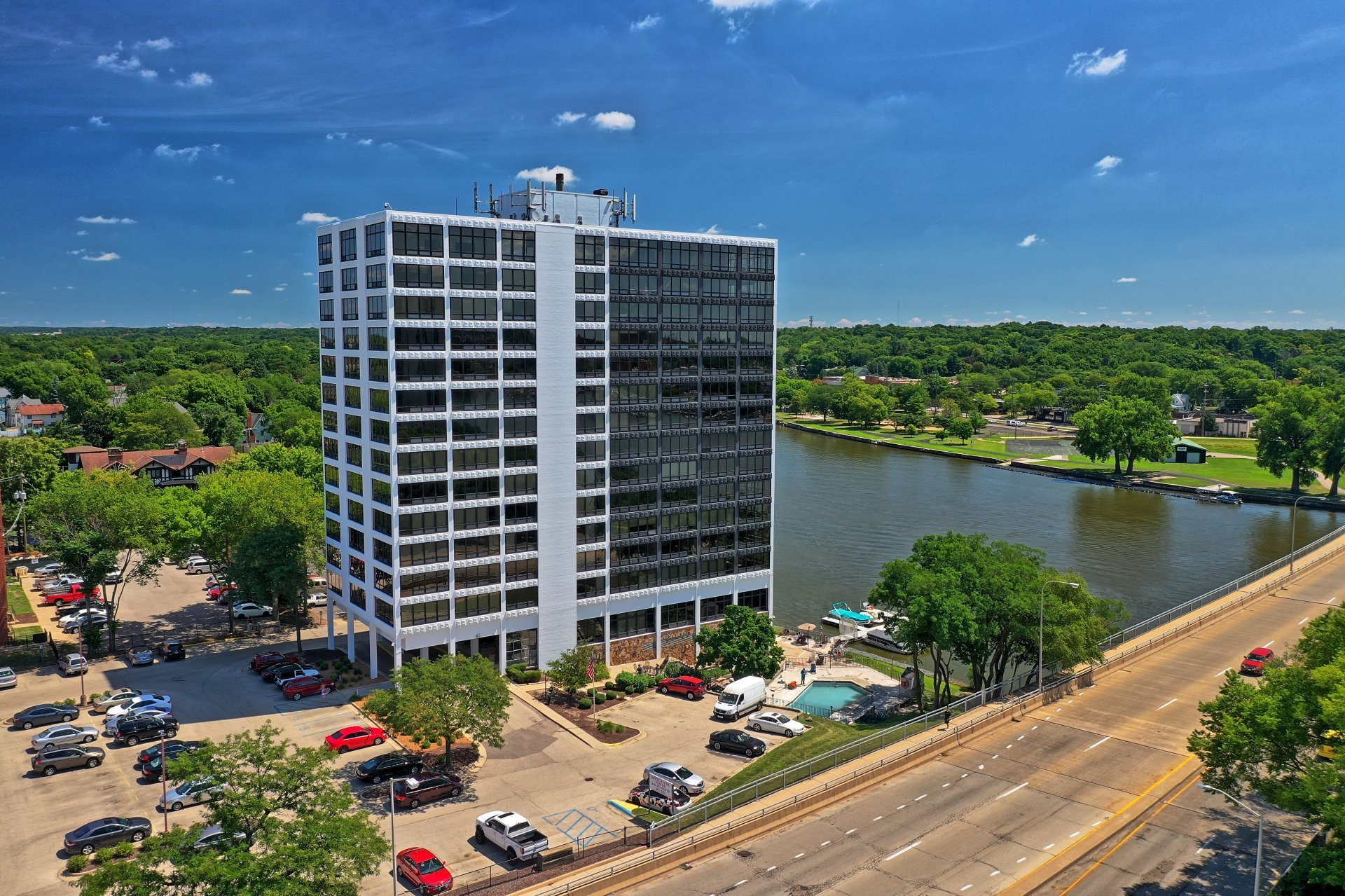 Rockford, IL Upscale Apartment Living Near Downtown Great Views
