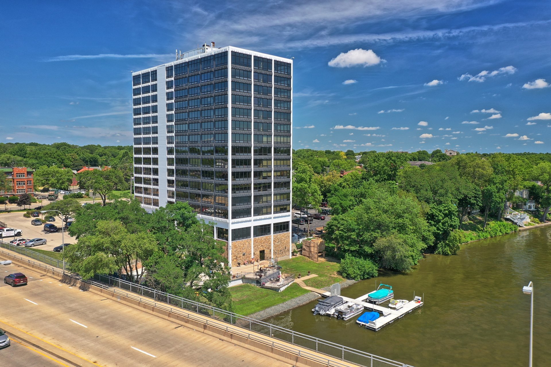 Rockford, IL Upscale Apartment Living Near Downtown Great Views