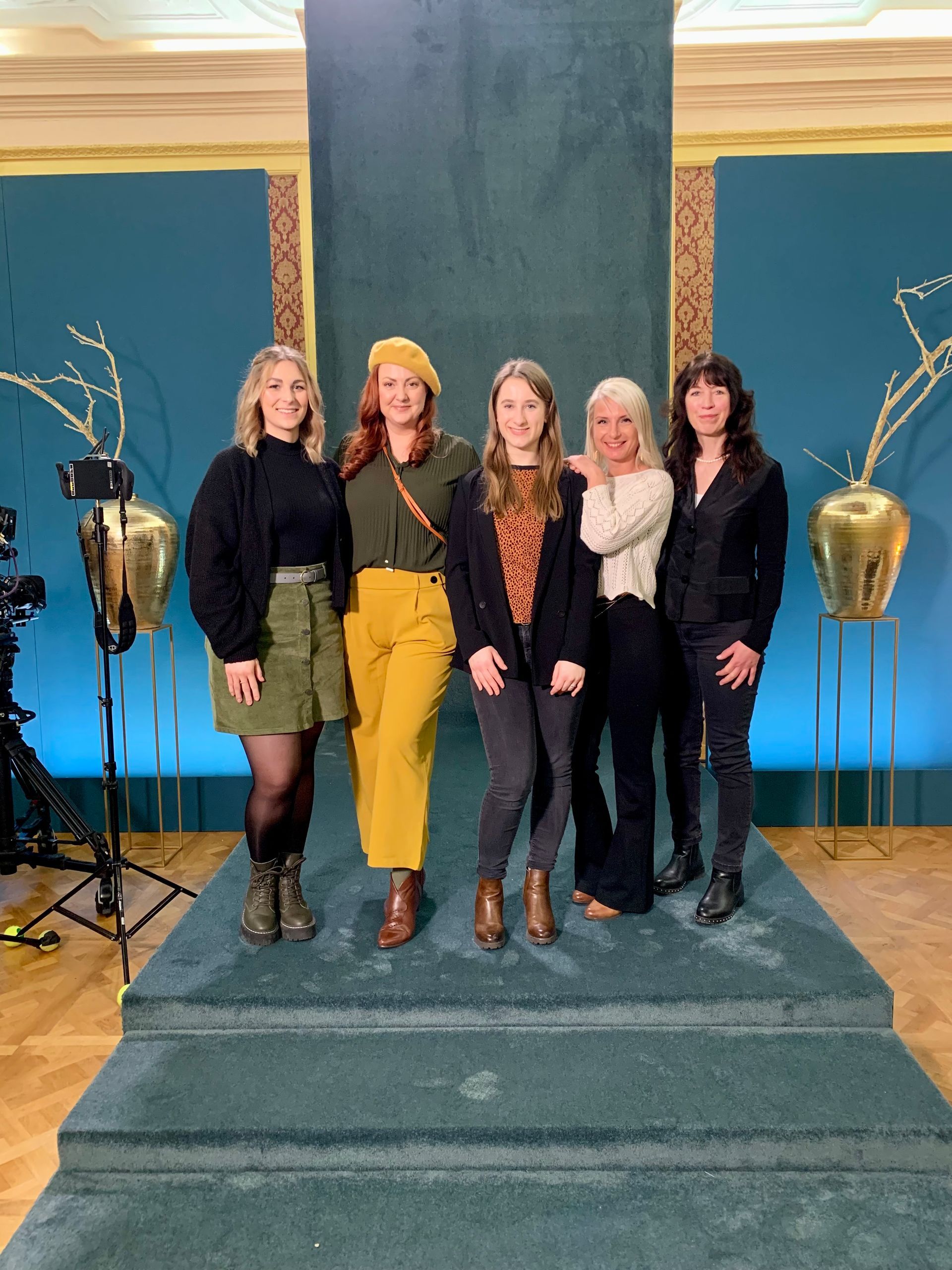 Eine Gruppe von Frauen posiert für ein Foto auf einer Bühne