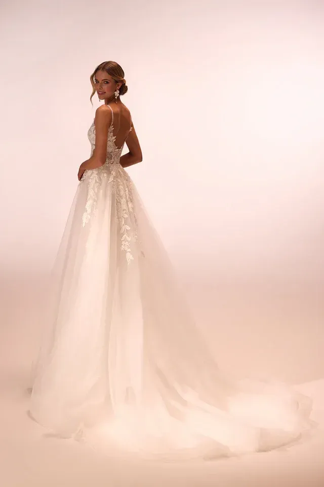 Zu sehen ist der Rücken einer Frau im Brautkleid.