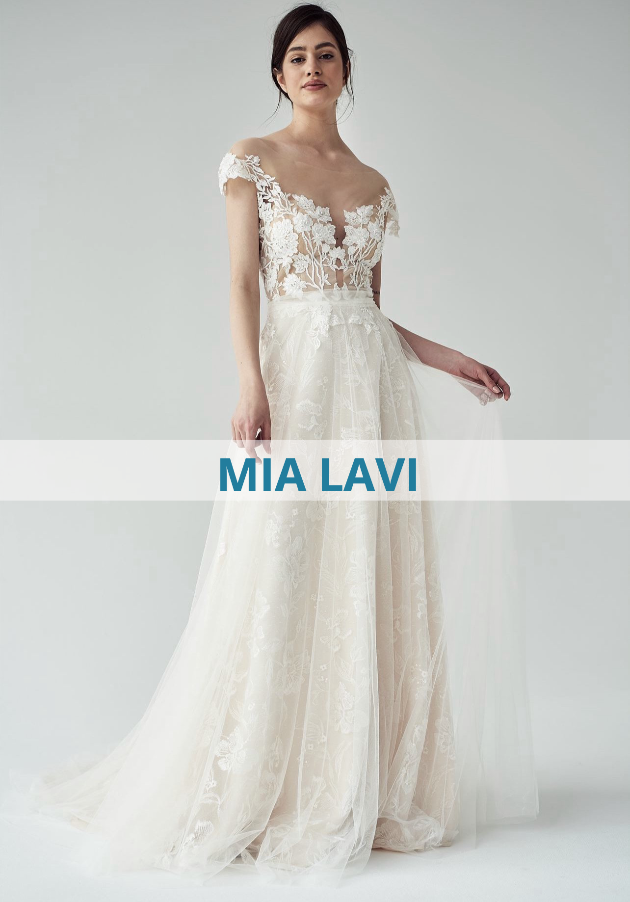 Eine Frau in einem weißen Brautkleid steht vor einem weißen Hintergrund.