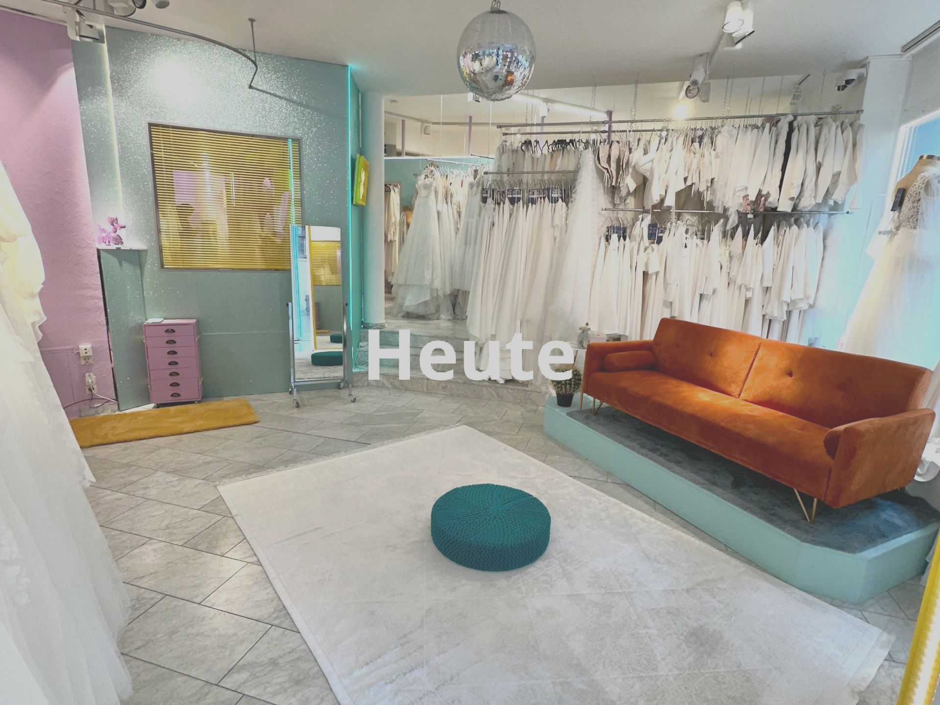 In der Mitte des Zimmers steht eine Couch.