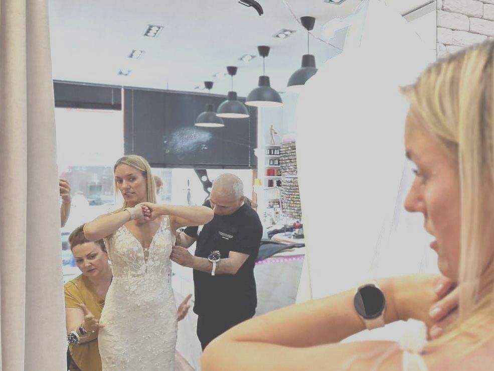 Braut bei der finalen Anpassung ihres Brautkleids im BILDSCHÖN Brautatelier