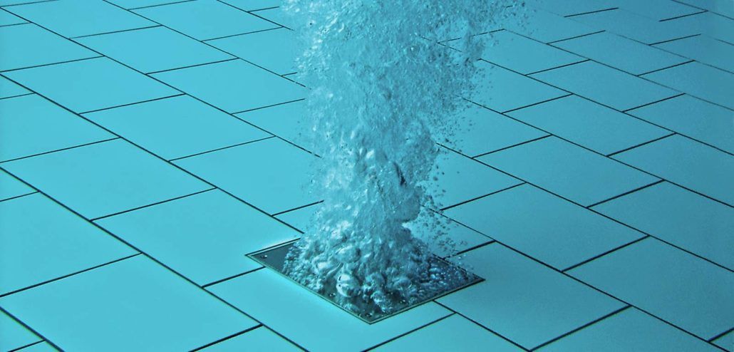 L'acqua esce da un buco nel fondo di una piscina.