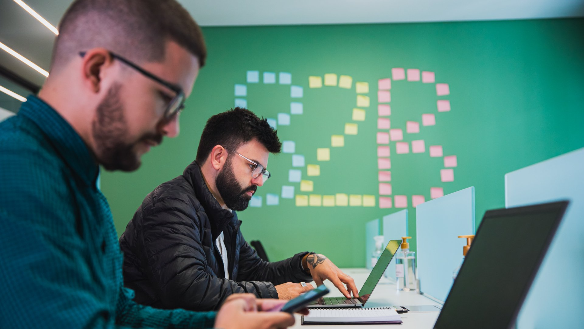pessoas trabalhando nas mesas compartilhadas da B2B Offices