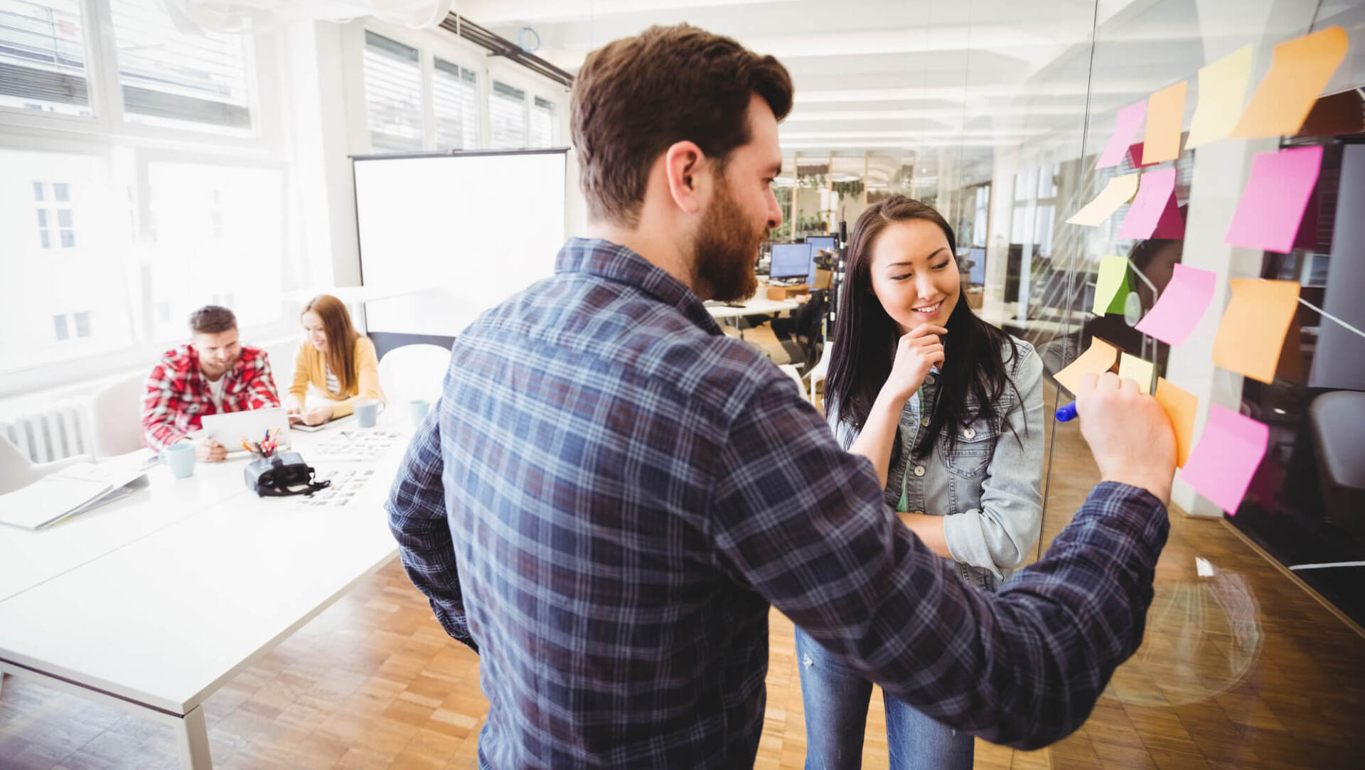 colaboradores de uma empresa em reunião