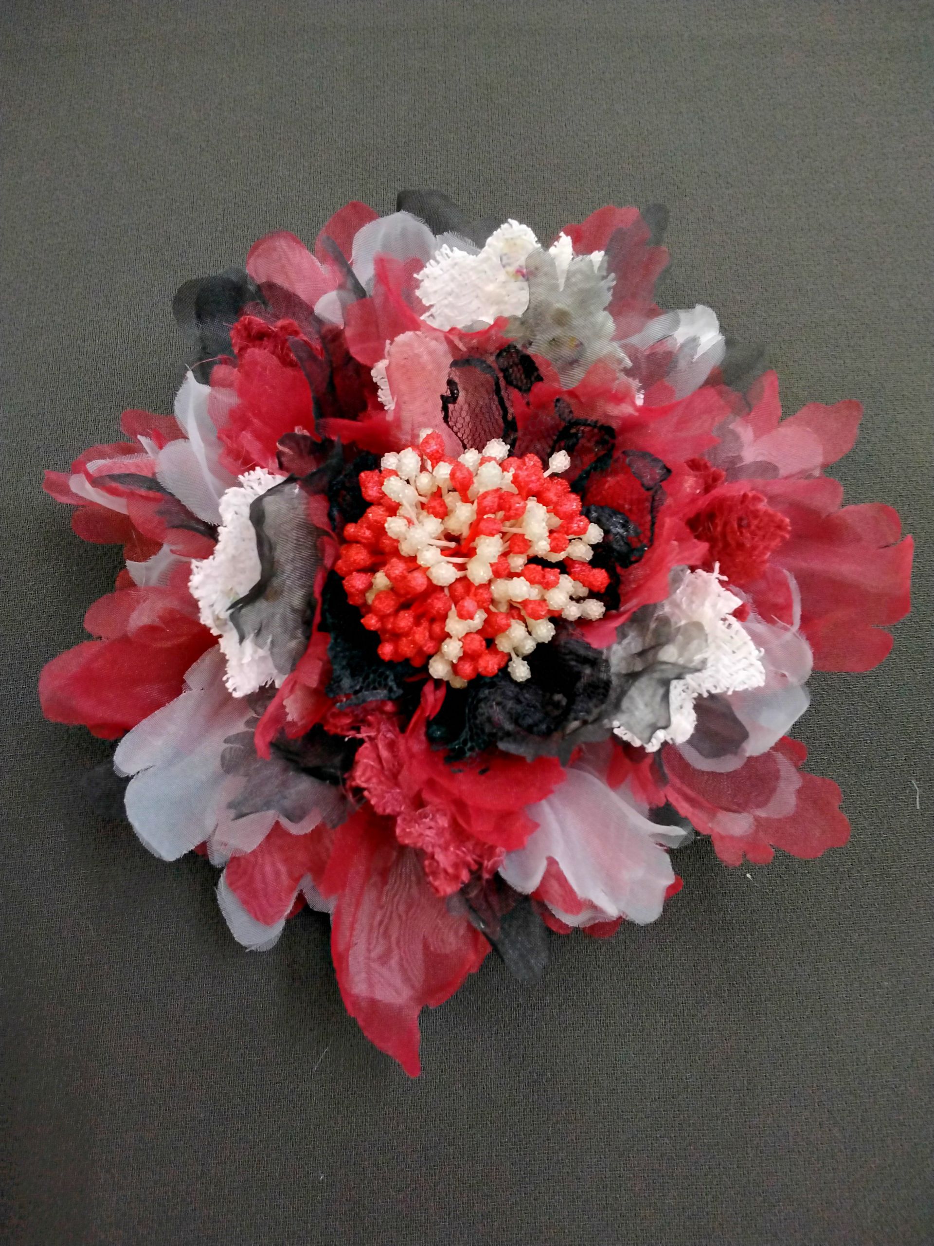 紅黑花影｜手工布藝胸花