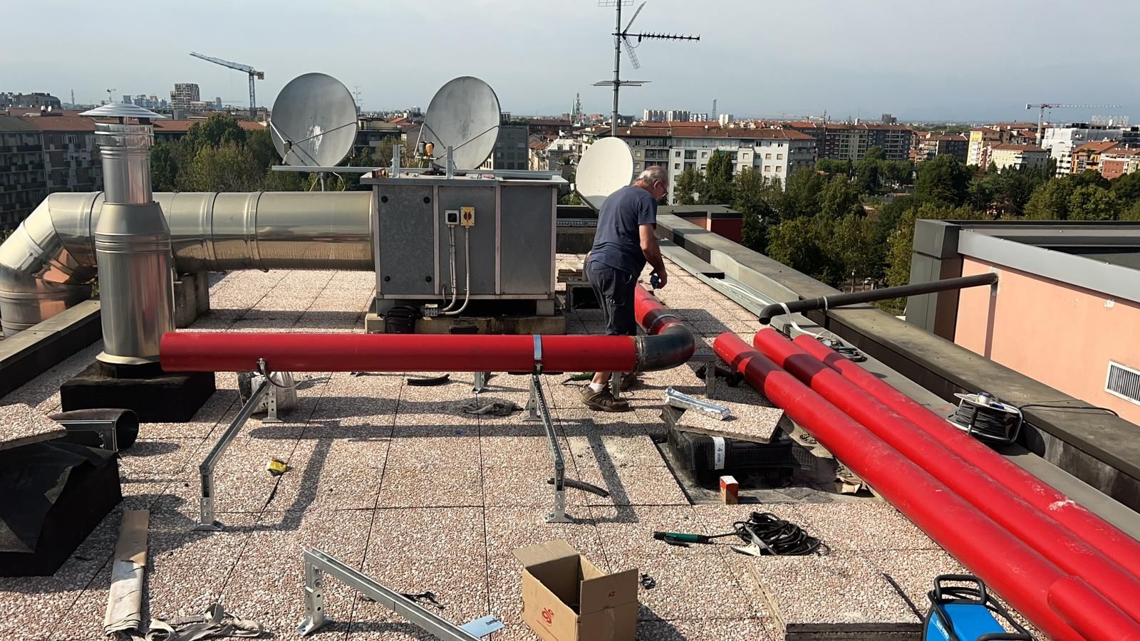 Un uomo sta lavorando sul tetto di un edificio