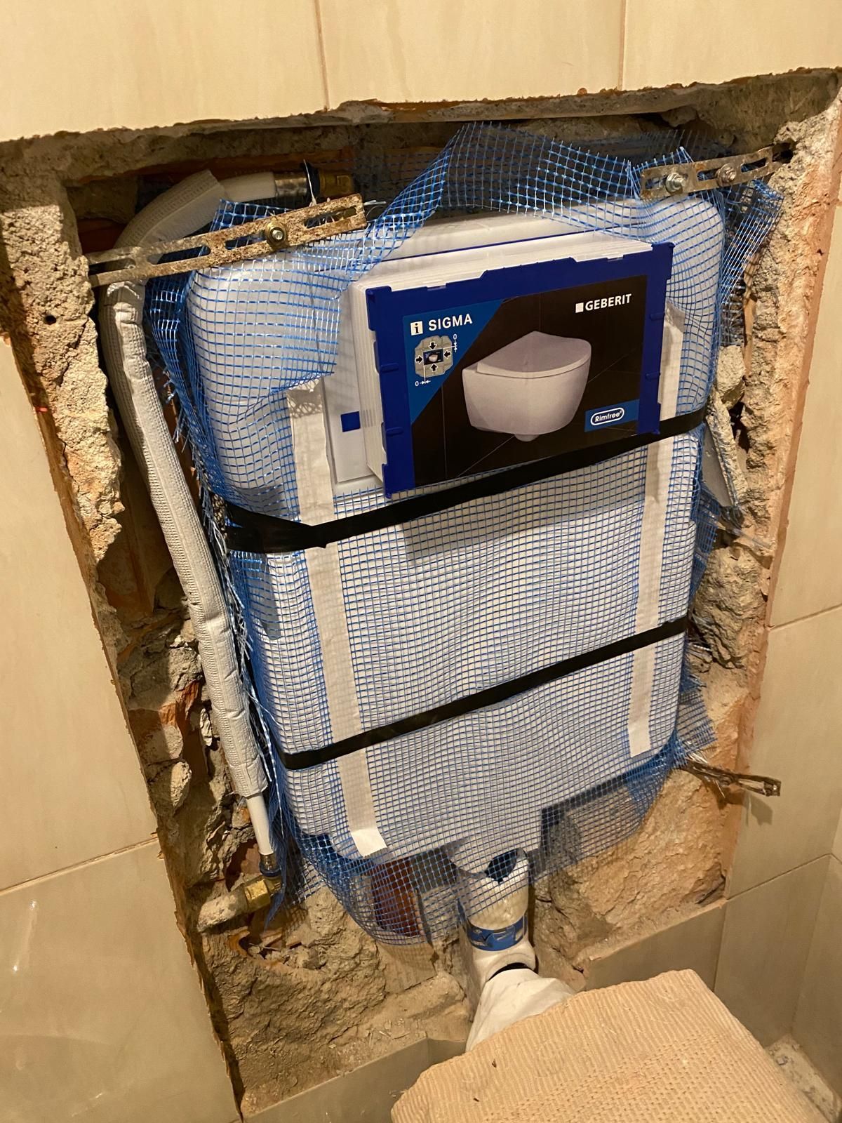 Un water viene installato in una parete di un bagno.