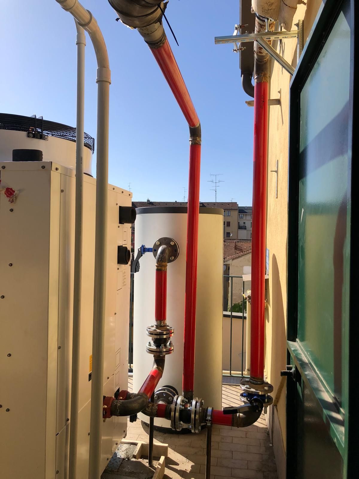 Un mucchio di tubi sono collegati a un edificio