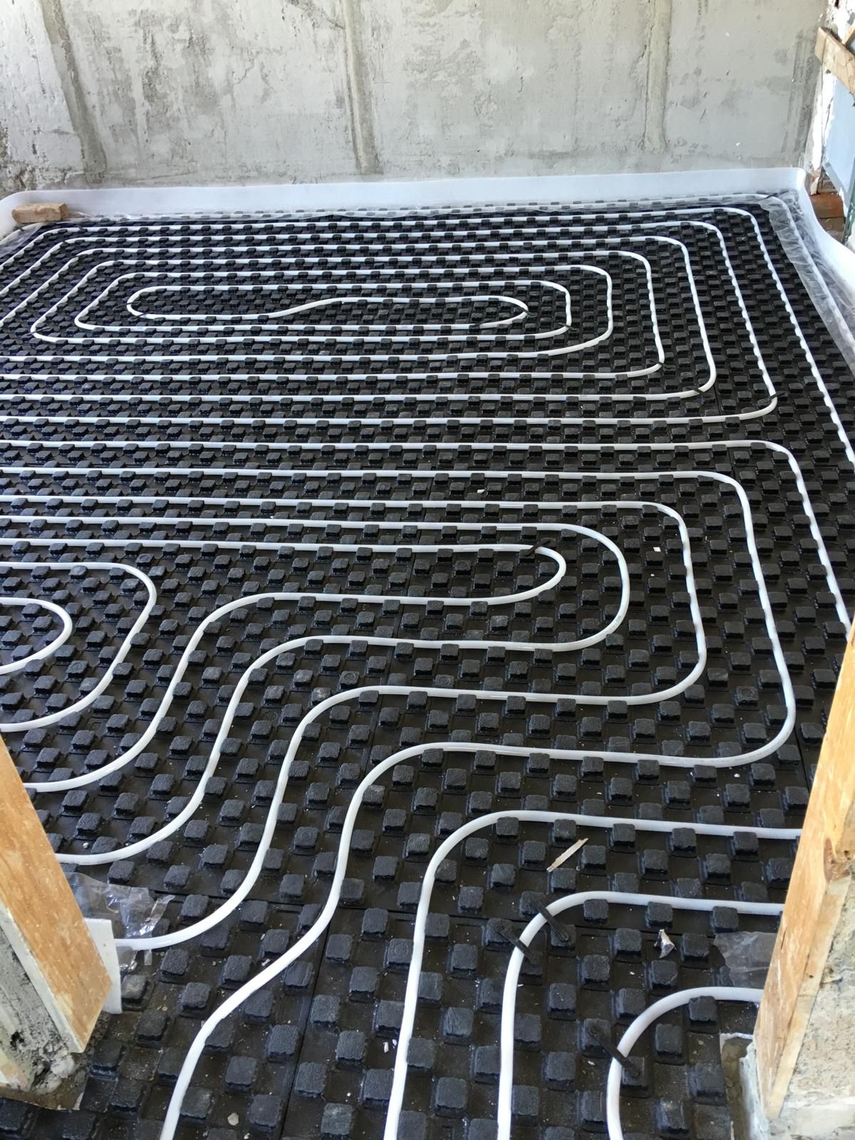 Un primo piano di un sistema di riscaldamento a pavimento su un pavimento.