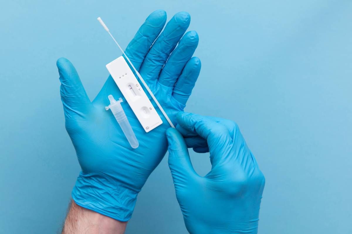 A doctor’s hand holding a COVID-19 testing kit near Harrodsburg, Lawrenceburg, and Crab Orchard, Kentucky (KY)