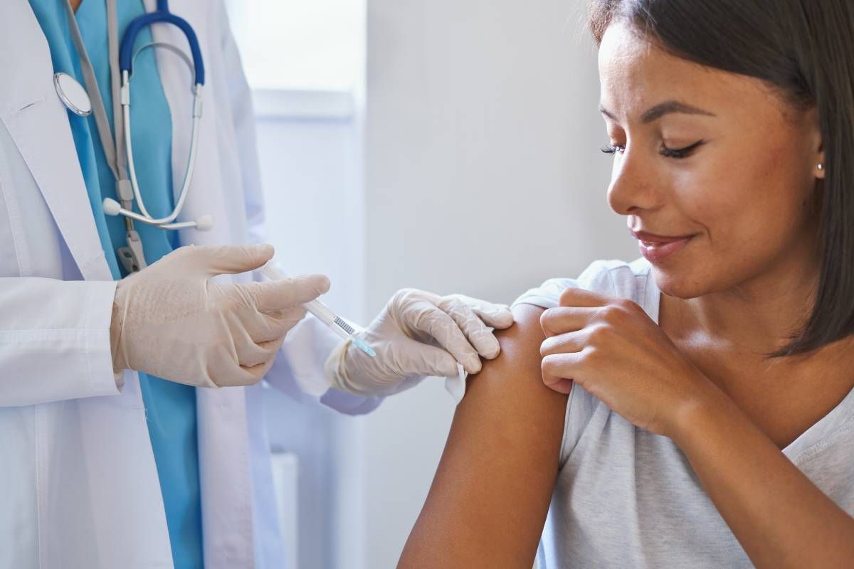 A patient learning about the stomach flu with a doctor near Lawrenceburg, Kentucky (KY)