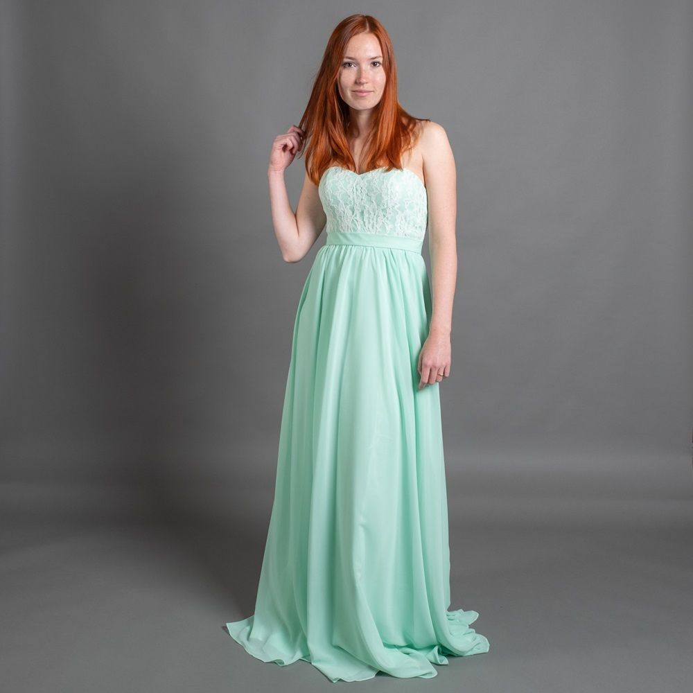 Eine Frau trägt ein langes mintgrünes Kleid.