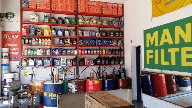 Estanterías repletas de aceite de motor y fluidos para automóviles en una tienda