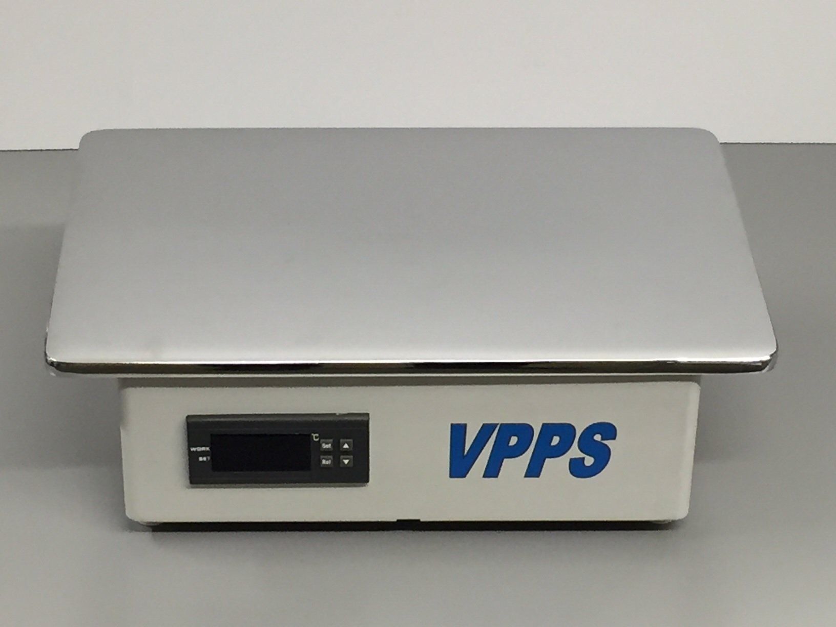 A vpps scale is sitting on top of a table.