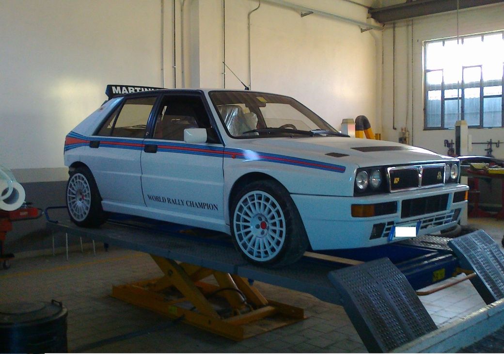 lancia delta integrale team martini