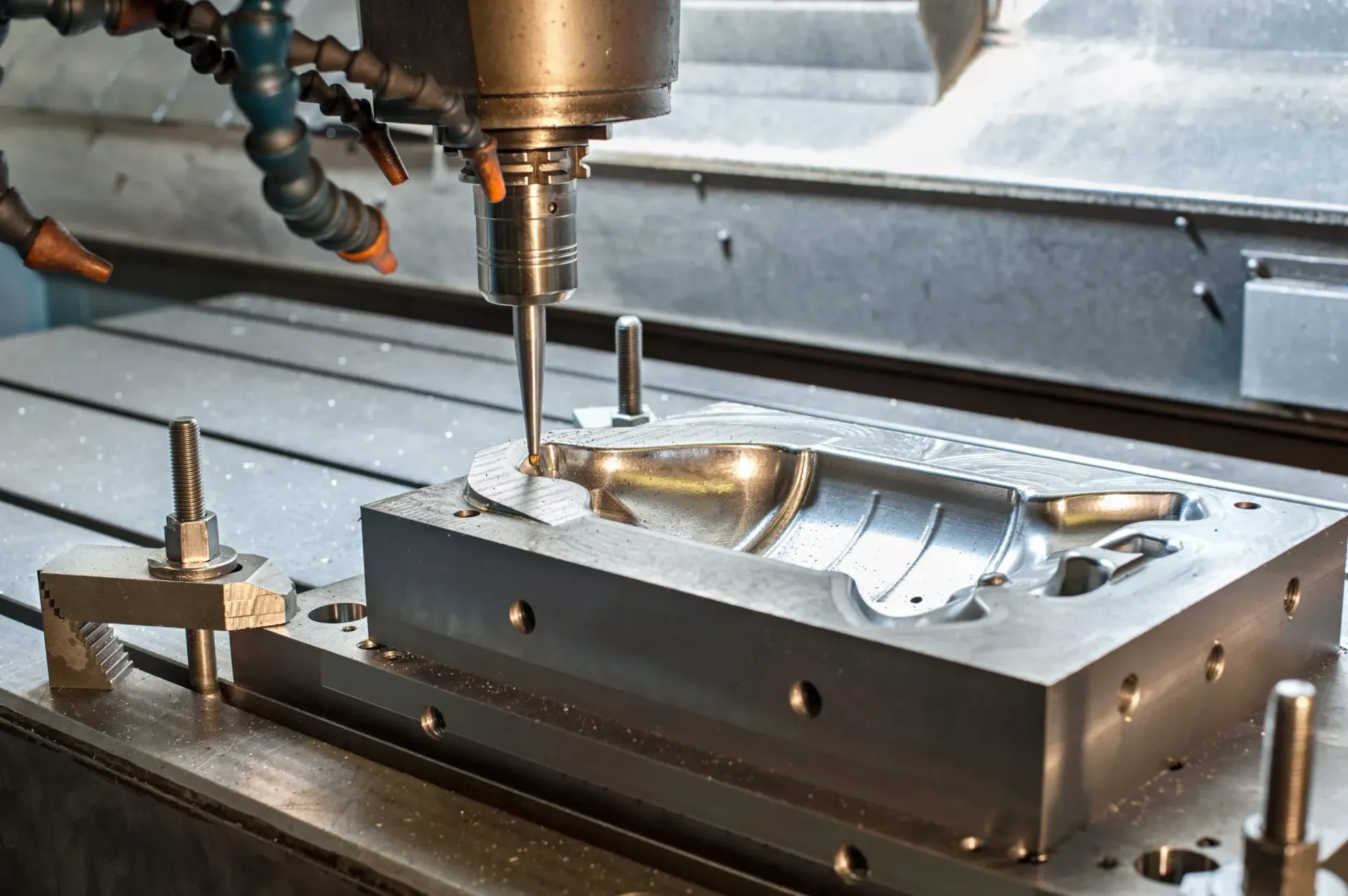 Parte meccanica arancione renderizzata in 3D sovrapposta a un progetto con annotazioni dimensionali.