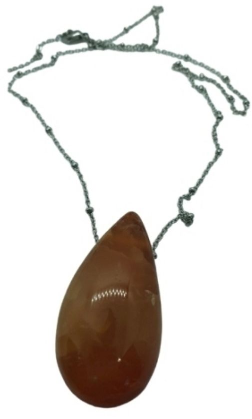 Bruine, druppelvormige hanger aan een zilveren ketting.