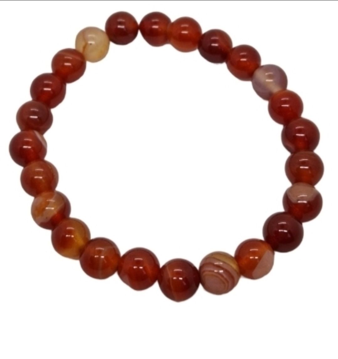 Rood-oranje edelstenen armband; ronde kralen geregen op elastiek, lijkt carneool te zijn.