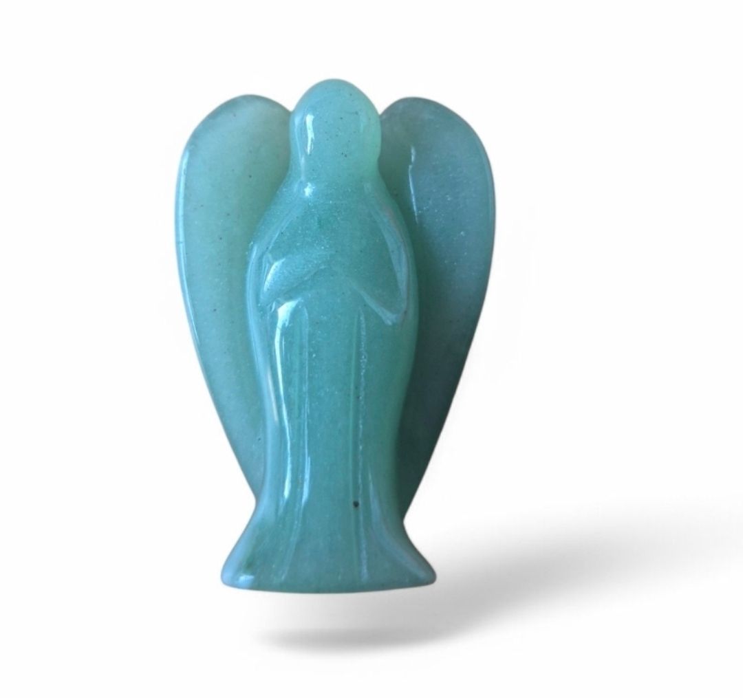 Groene engelfiguur met uitgestrekte vleugels.