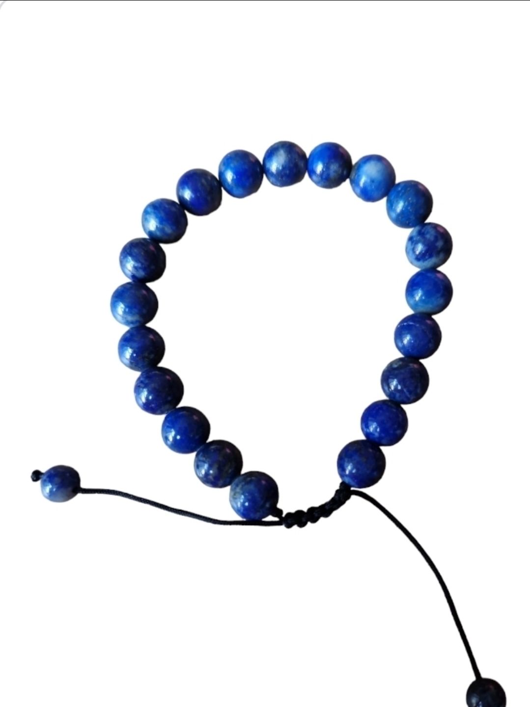 Blauwe kralenarmband met verstelbaar zwart koord.