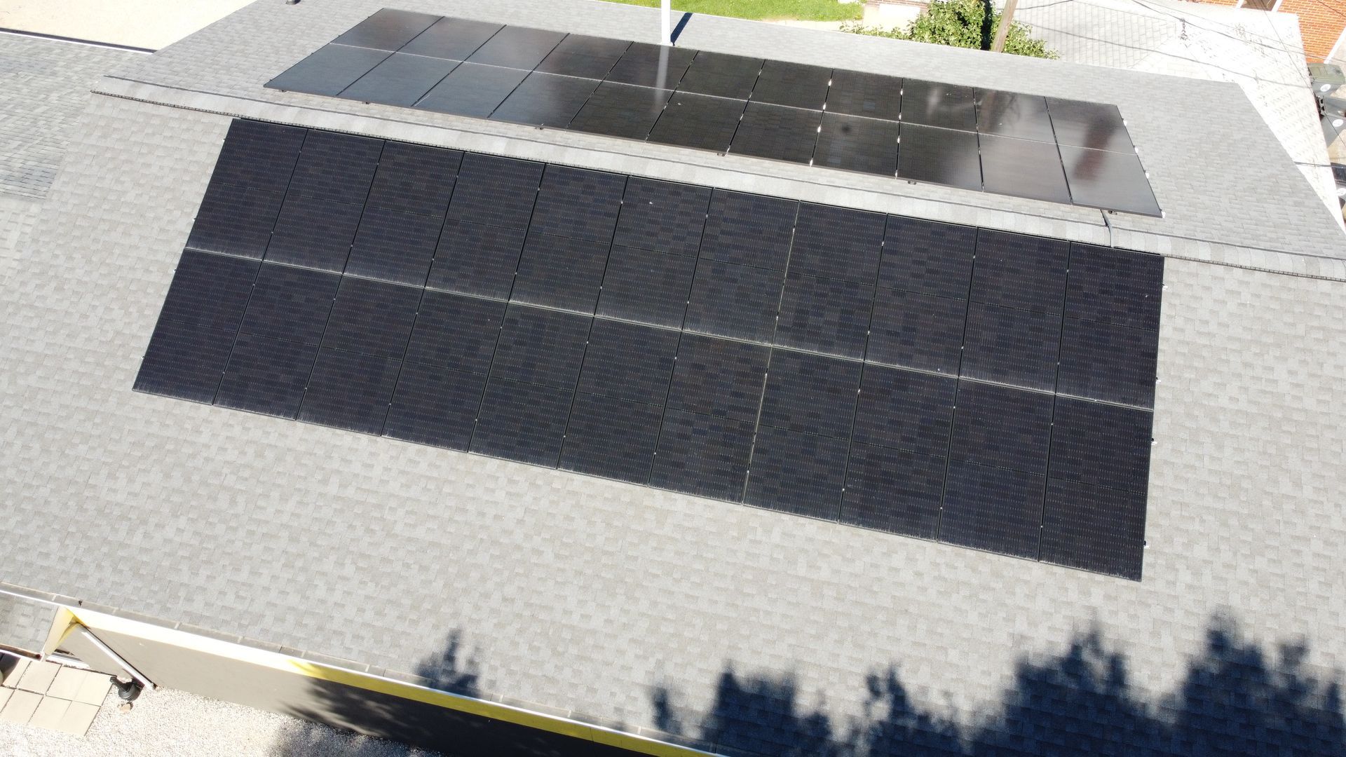 Solar panels on top of the Azzip Pizza Home Office. 