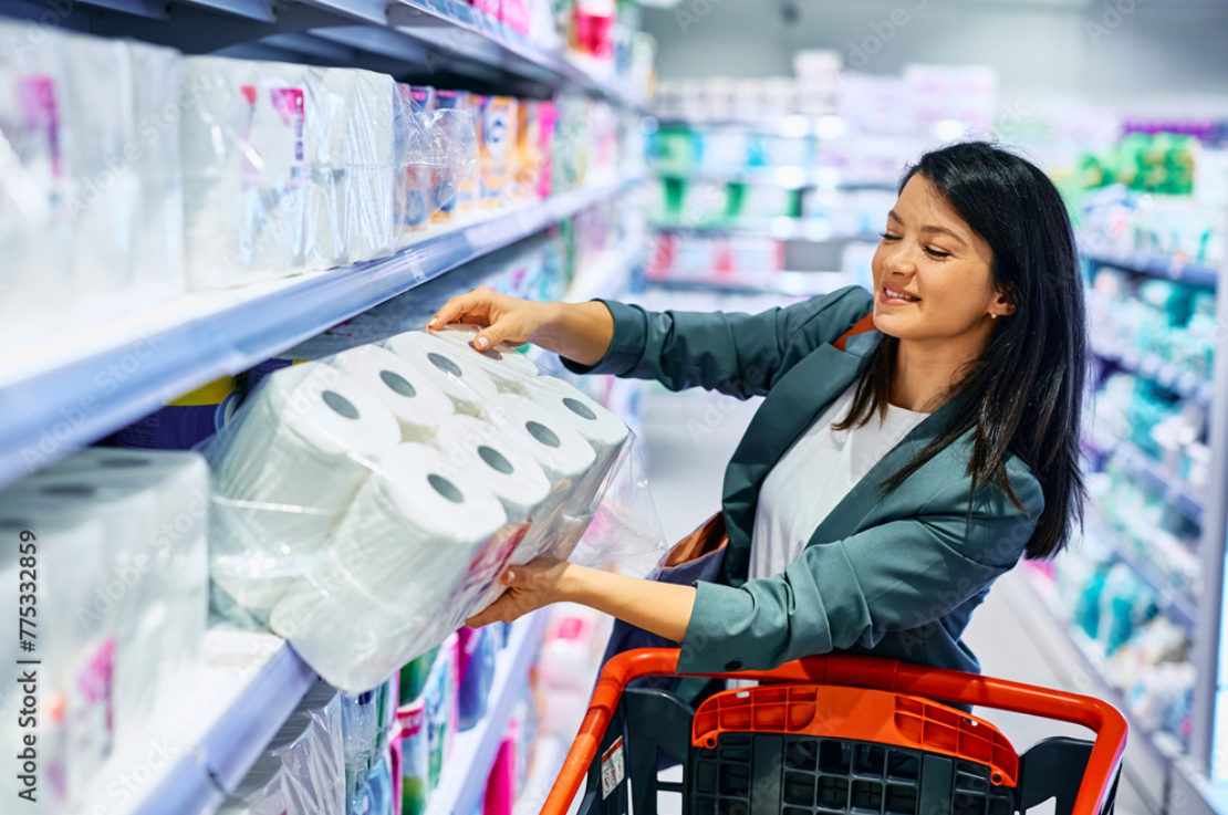 Fotografía mujer alegre comprando papel higienico