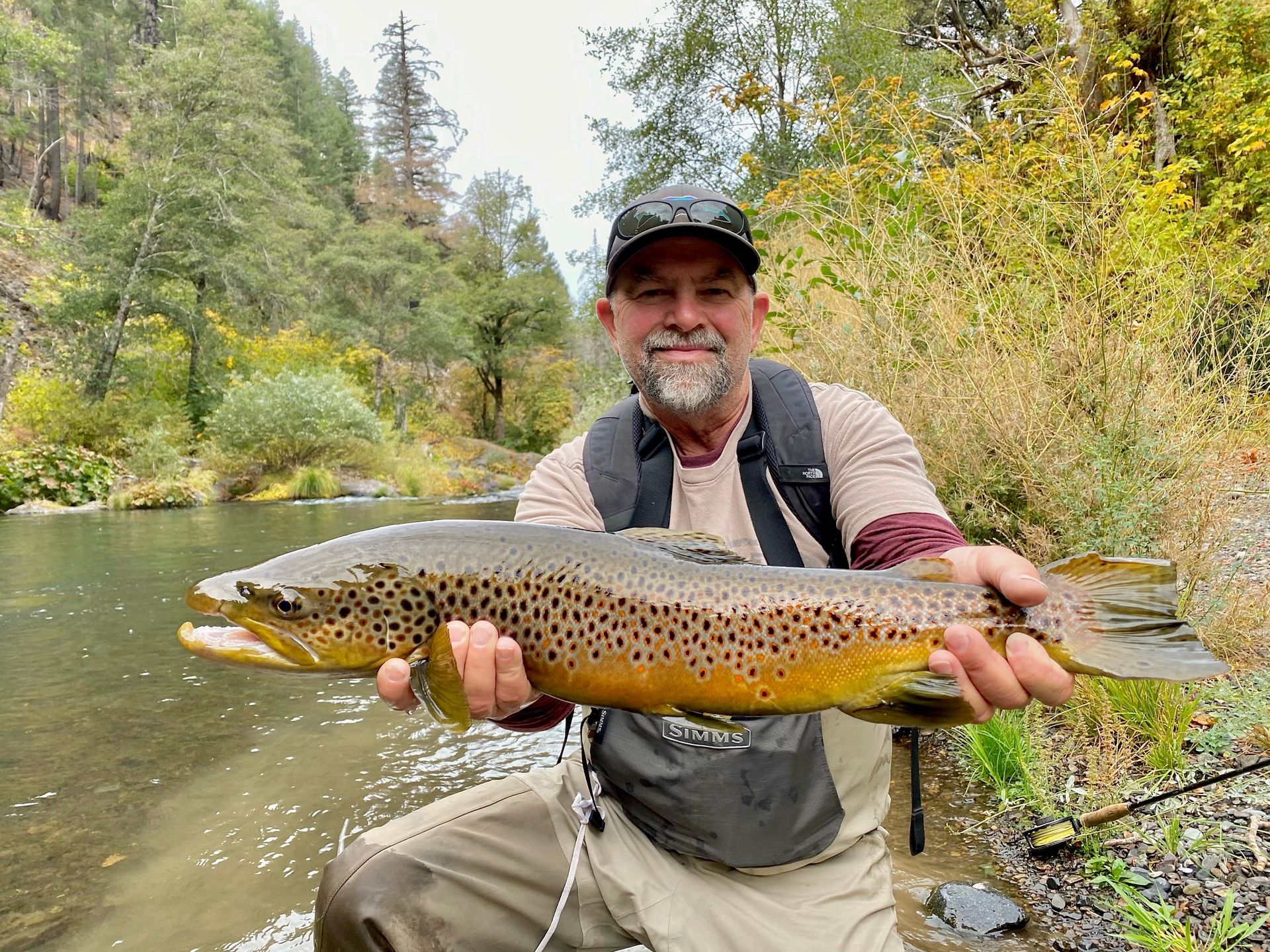 mccloud-river-fly-fishing-guide Guide assisting angler on the McCloud River in Northern California