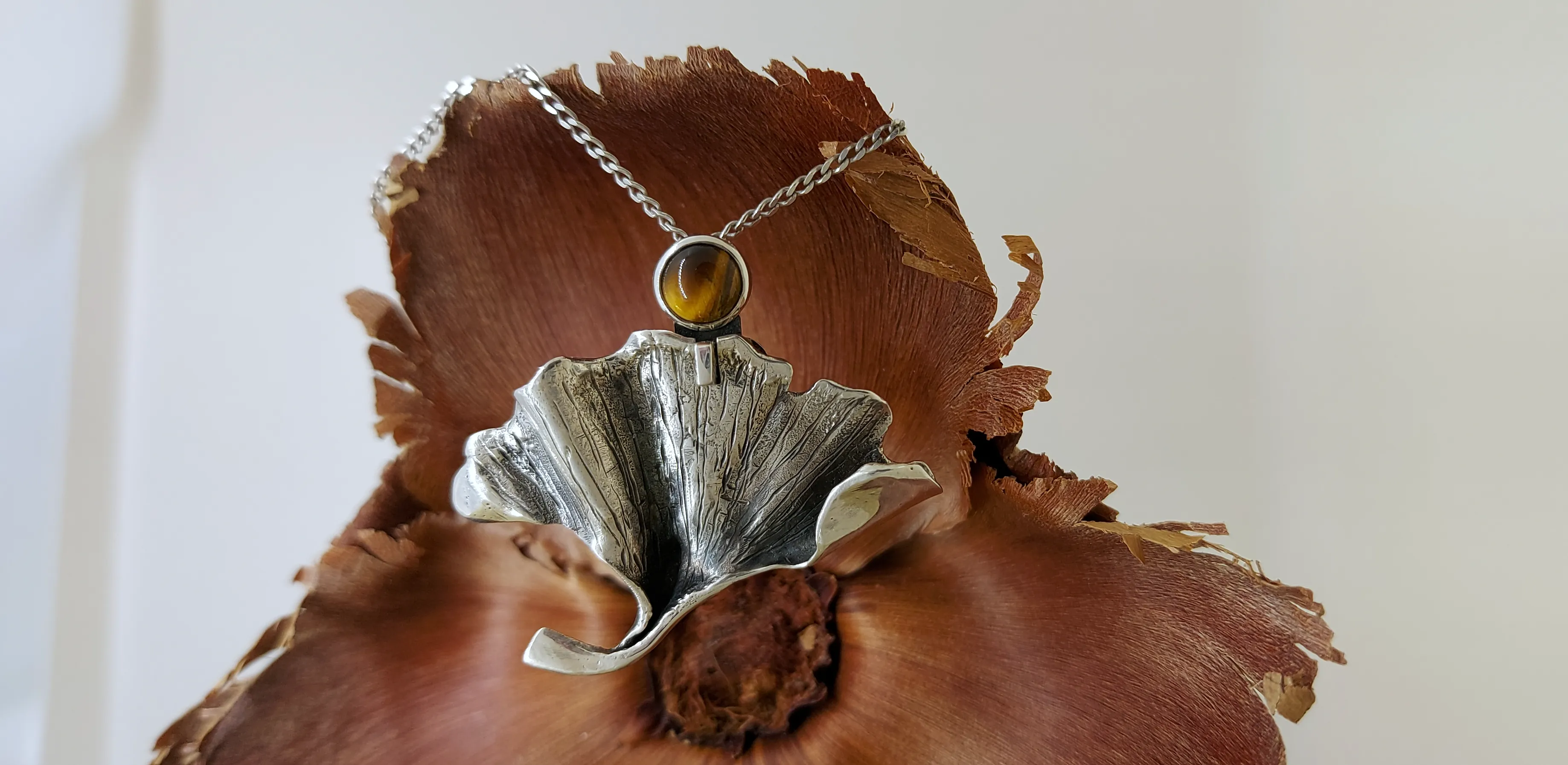 Ginkoblad-bak en tijgeroog-veerhanger