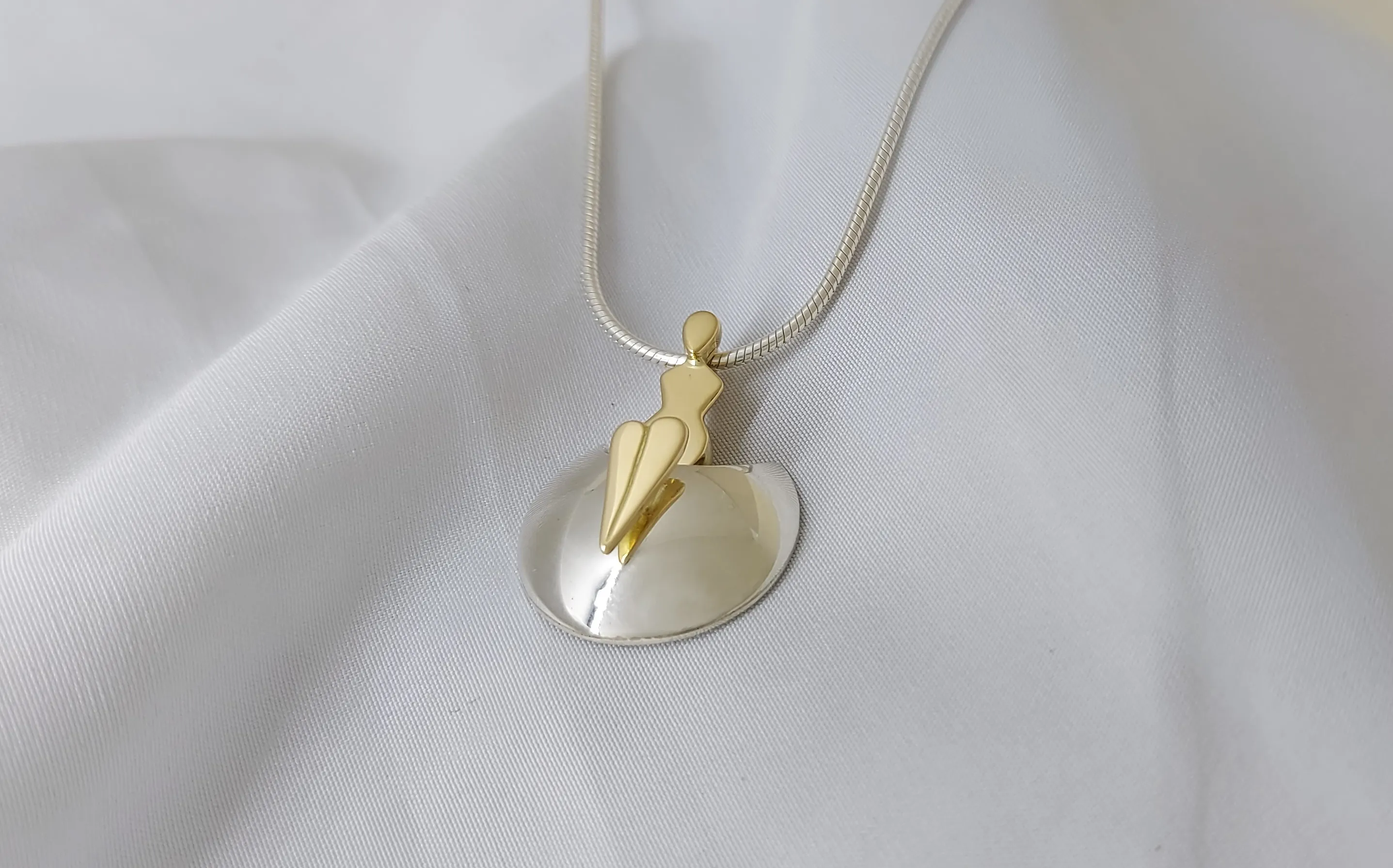 Maan-bak en gouden vrouw-veerhanger. (oudgoud)