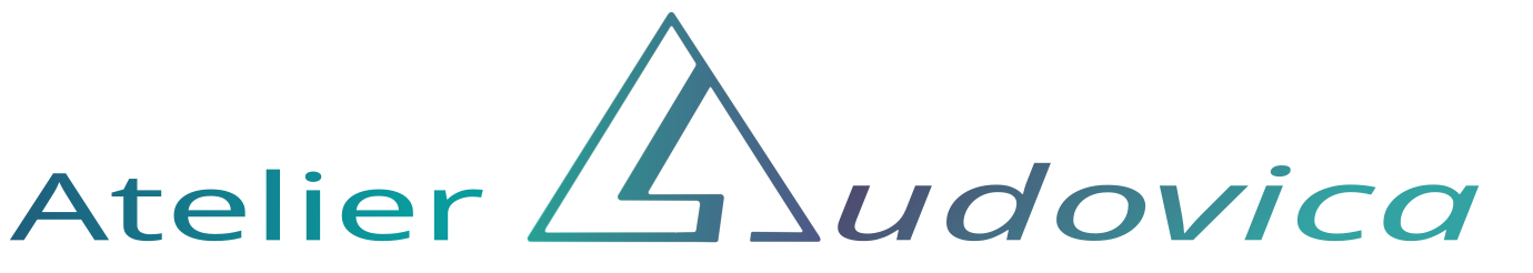 Logo van Atelier Ludovica, blauwgroen en paars gradiënt. Een abstract "A"-symbool met de tekst "Atelier" en "udovica".