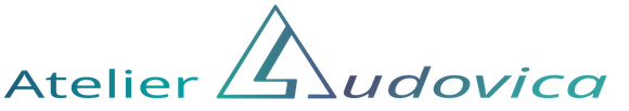 Logo van Atelier Ludovica, blauwgroen en paars gradi&euml;nt. Een abstract "A"-symbool met de tekst "Atelier" en "udovica".