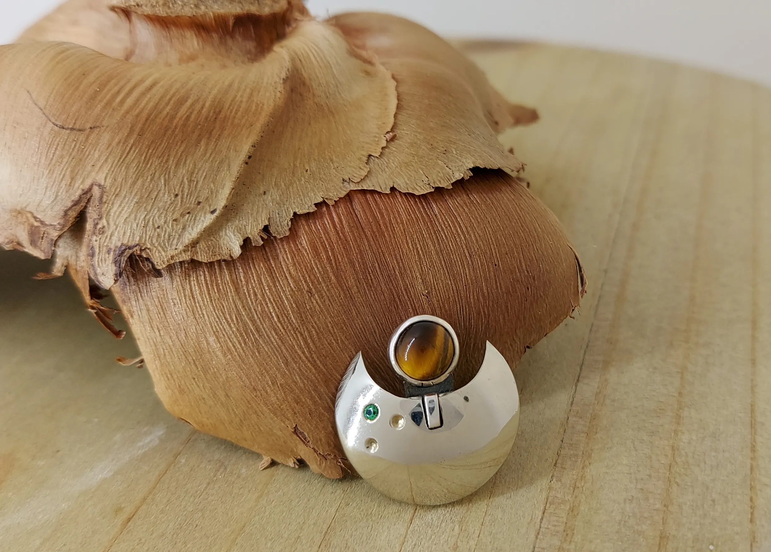Maan-bak met groene zirkonia en tijgeroog-veerhanger