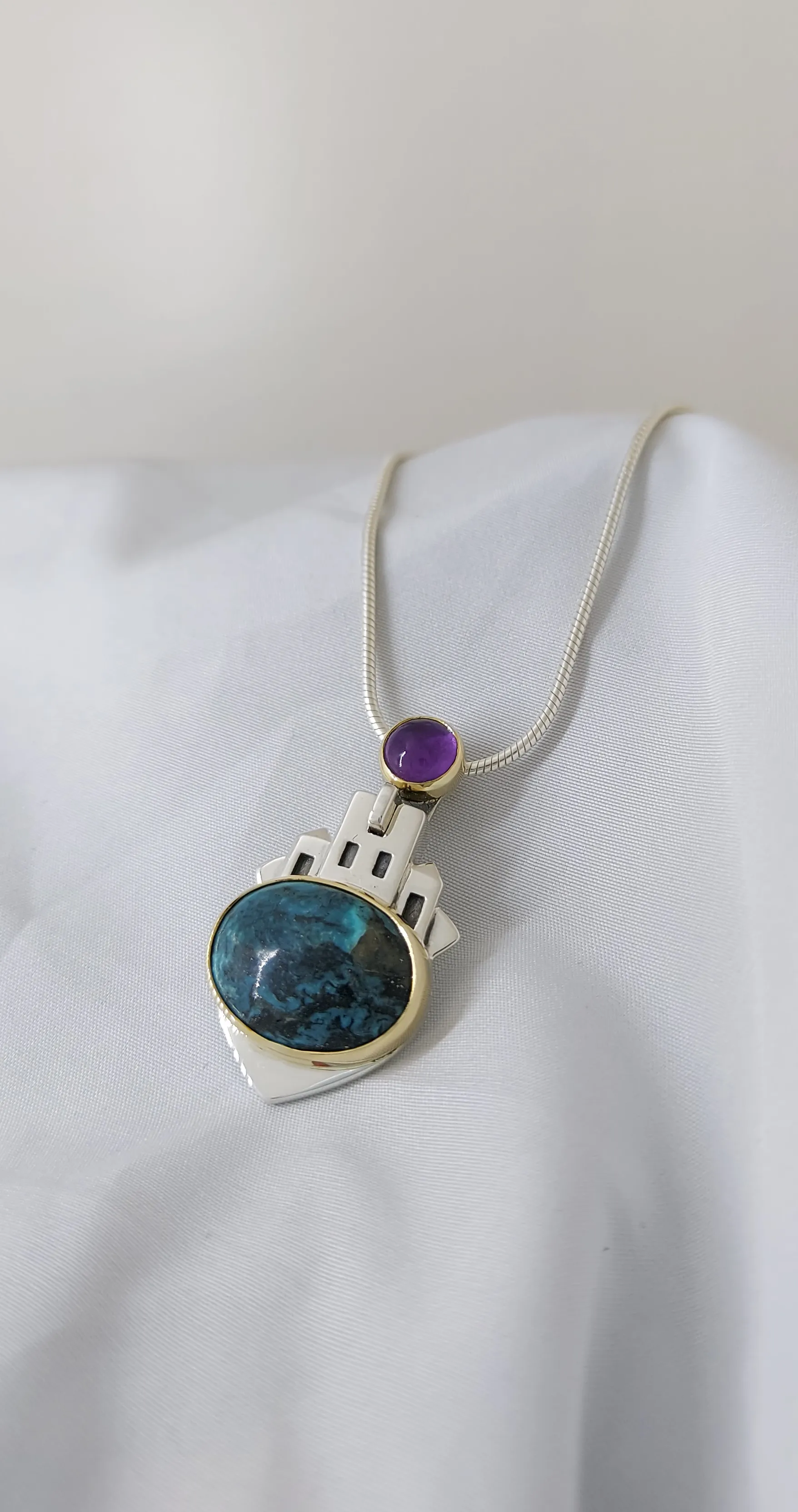 Stad-bak met arfikaanseturqouise en amethyst-veerhanger.