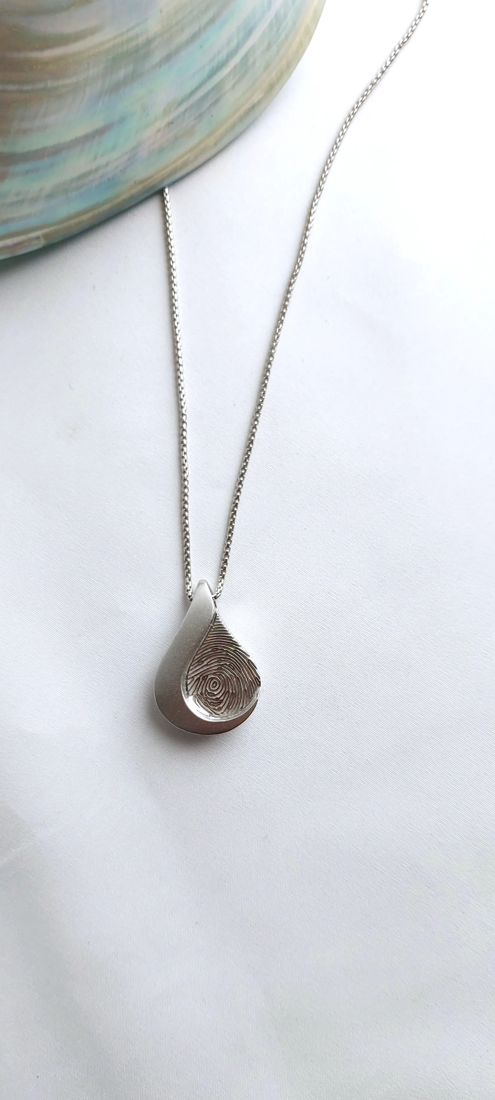  gouden ketting met druppelvormige compositie in het midden. mat en glanzend afgewerkt. 