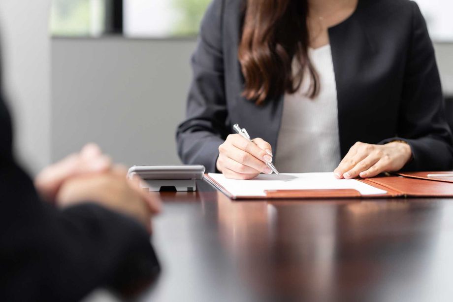 commercialista durante una consulenza con un cliente